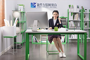 学习计算机的学校一年的学费多少钱