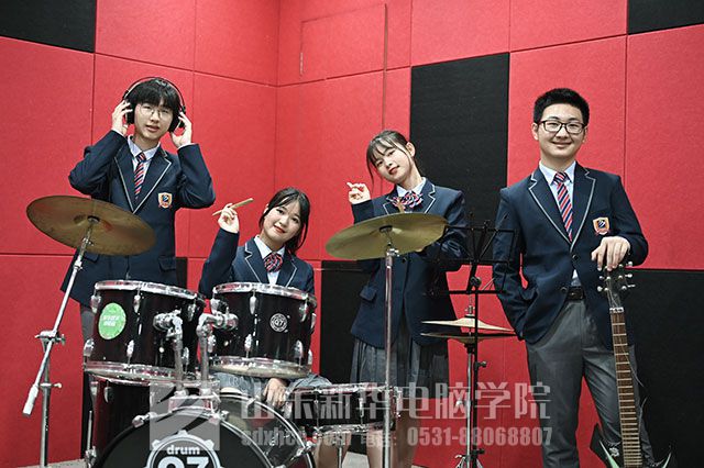 <a href=/ target=_blank class=infotextkey>山东新华电脑学院</a>