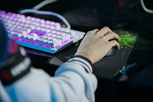 青少年上电竞学校有前途吗