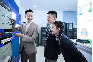 学手机维修去店里好还是去学校好？