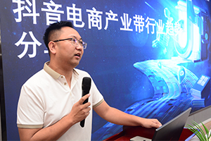 泓花会董事长走进校园，分享创业经验